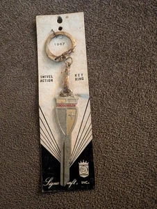 Vintage 1967 Pontiac Rohling Schlüsselanhänger, ungeschnittener Schlüsselring / Kette auf Karte - Bild 1 von 2