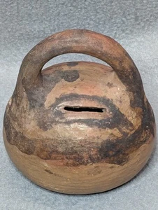 Vintage Handarbeit Ton Keramik Spardose Münzglas primitive Volkskunst mit Griff - Bild 1 von 13