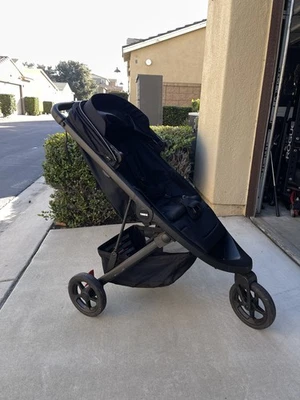 Cochecito de bebé pequeño Thule Spring usado - al por menor $433 Foto 1 de 4
