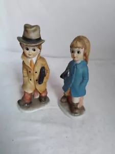 Pair of vintage porcelain figurines girl & boy with violin cases - Bild 1 von 6