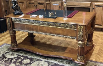 Escritorio clásico, cereza tallada y arce con oro oscuro. Foto 1 de 4