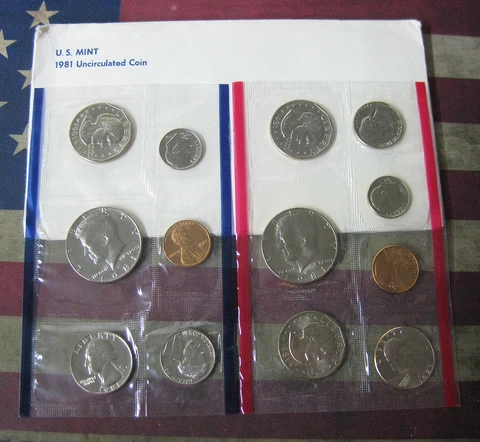 1981 P&D 13 Coin US Mint Set In Original envelope of Issue 3 SBA Dollars - BINo Cover