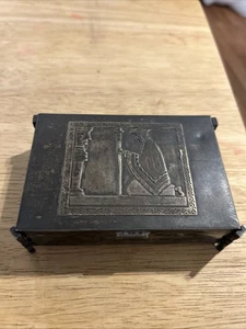 Caja de baratijas de metal tono plata vintage Japón hombre arrodillado - Imagen 1 de 4
