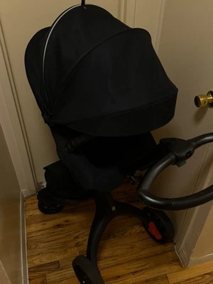 Cochecito Stokke Xplory X moderno negro con mosquitera incluida - ligeramente usado Foto 1 de 4