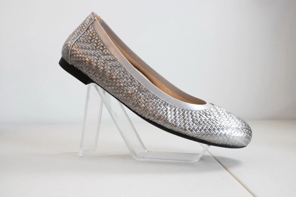 Zapatos planos cómodos clásicos de cuero plateado Vionic Anita para todo el día para mujer talla 8W” Foto 1 de 4