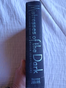 Mistresses Of The Dark - 25 Macabre Tales By Master Storytellers HC No DJ - Picture 1 of 9