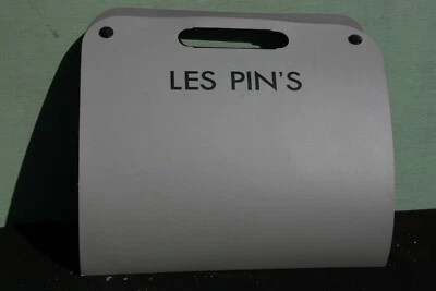 lot collection classeur de pin's.** - Photo 1/4