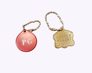 2 llaveros vintage de metal y plástico para casino de Las Vegas con castillo de monedas y pepita de oro - Imagen 1 de 3