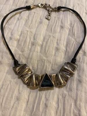 Collar Uno de 50, diseño triángulo plateado con piedra central azul Foto 1 de 4