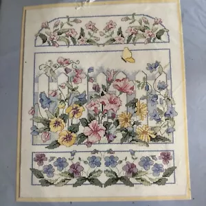 Kit de punto de cruz 1988 NOS Dimensions From the Heart “By The Garden Fence” - Imagen 1 de 4