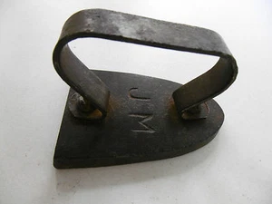 ANCIEN PETIT FER A REPASSER EN FONTE 8,2 CM - RUBANS/DENTELLE/ENFANT XIXè - Imagen 1 de 6