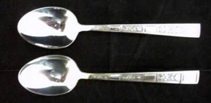 Grupo de 2 cucharas de lugar Reed and Barton Roman Court plateadas - Imagen 1 de 6