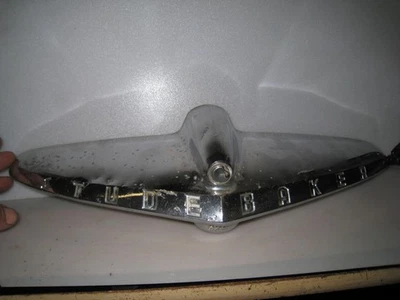 STUDEBAKER 1952 COMMANDER OEM CROMO MALETERO TAPA EMBELLECEDOR EMBLEMA PARTE XOC 802-B46 Foto 1 de 4