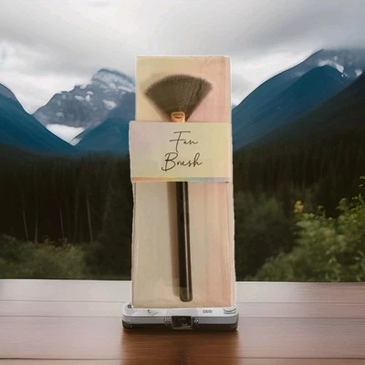 Fan Brush, Cosmetics, Contour, Makeup, Beauty, Enhancement Equipment  - Image 1 of 3