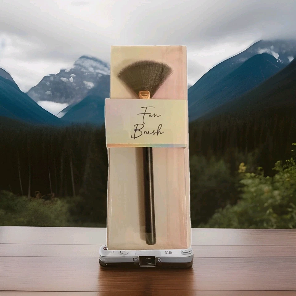 Fan Brush, Cosmetics, Contour, Makeup, Beauty, Enhancement Equipment  - Image 1 of 3