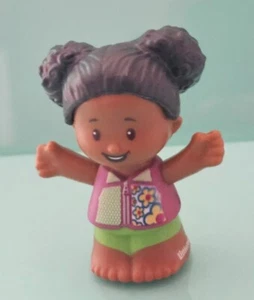 "Figura de Fisher Price Little People ""Happy Girl con pantalones cortos y chaleco verdes" - Imagen 1 de 3