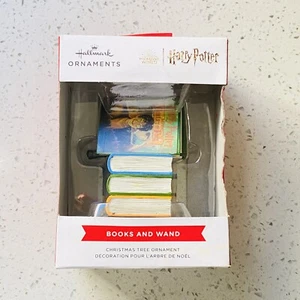 2024 Hallmark Harry Potter Buch und Zauberstab Christbaumschmuck Neu - Bild 1 von 8