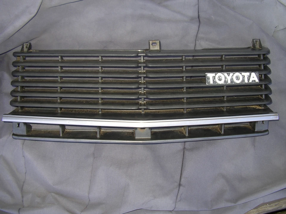 1980 1981 TOYOTA CELICA ПЕРЕДНИЙ ГРИЛЬ  - Изображение 1 из 1