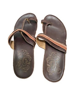 Sandalias sin cordones de cuero marrón artesanales OLUKAI para mujer con lazo en la punta y relieve - Imagen 1 de 10