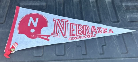 VINTAGE University of Nebraska Cornhuskers Football Pennant UNL & Football Pin Cover