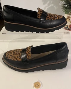 Clarks Collection ultimativer Komfort Damen Slipper Keilabsatz schwarz/Gepard Größe 11M - Bild 1 von 6