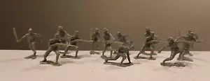 Marx: Soldados japoneses de la Segunda Guerra Mundial en verde caqui - 13 figuras en 6 poses - Imagen 1 de 6