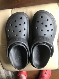 EUC dreimal getragen Crocs Stomp Clogs schwarz Größe WMMS 9 MNS 7 - Bild 1 von 4