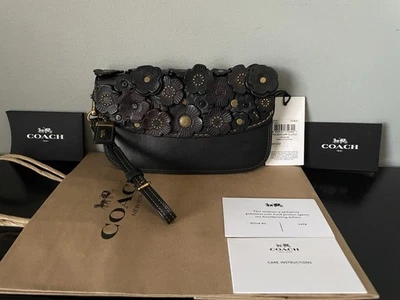 Muñequera sin asas COACH 1941 Tea Rose Dinky floral cuero negro/flores de sangre de buey Foto 1 de 4