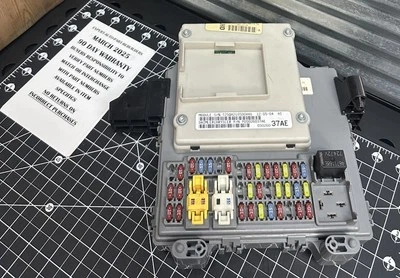 Jeep Liberty 2006 2007 módulo de control de carrocería 05026037AE y caja de fusibles 56010436AE Foto 1 de 4