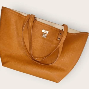 BCBG Paris Tote Bag Tan Vegan Leather BCBG Lock Closure Shoulder Large Minimalis - Picture 1 of 10