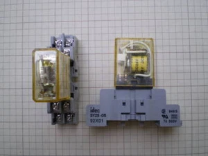 IDEC RELAY RY225-U 24VDC COIL WITH SY2S-05 SOCKET - Foto 1 di 1
