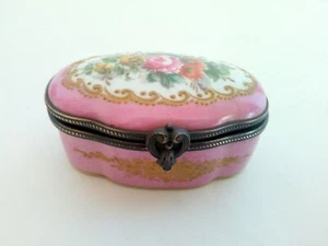 BOITE A PILULES MINIATURE PORCELAINE LIMOGES DECOR FLORAL OR EMAILLE PEINT MAIN - Picture 1 of 5