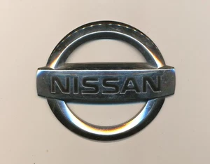 D10 - 2013-2016 EMBLEMA DE MALETERO NISSAN 84890 7Y000, en buen estado usado - Imagen 1 de 1