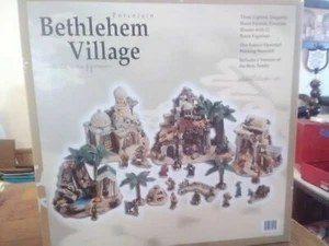 Set presepe porcellana villaggio Bethlehem con 22 figure in resina anno 2005 con scatola - Foto 1 di 2