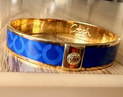 Brazalete/pulsera continua Coach SIGNATURE C esmalte dorado y azul pequeño a mediano Foto 1 de 4