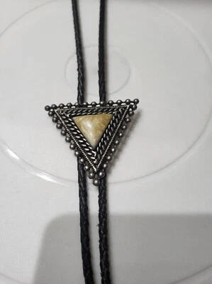 Corbata bolo triangular tono plata de colección con cordón de cuero 36" Foto 1 de 4