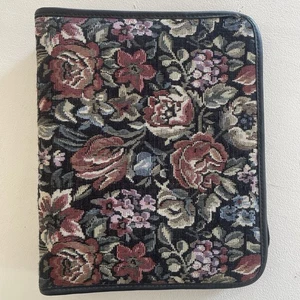 Carpeta y organizador de 3 anillas floral tapiz Avery Powercase - Imagen 1 de 6