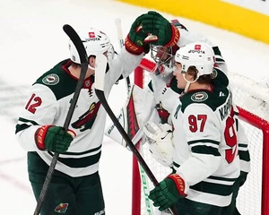 Kirill Kaprizov & Matthew Boldy gewinnen Beulen Minnesota Wild 8 x 10 NHL Hockey Foto - Bild 1 von 1