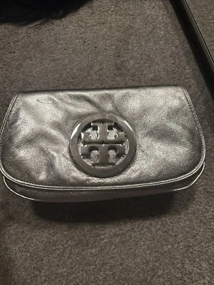 Iconic Tory Burch Silver Soft Leather Clutch Purse Bag - Image 1 of 4