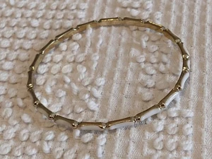 8" VINTAGE EMAILLE CREMEWEISS ARMREIF ARMBAND ~ GERILLT ~ 1/8" BREIT ~ GOLDFARBENES METALL - Bild 1 von 4