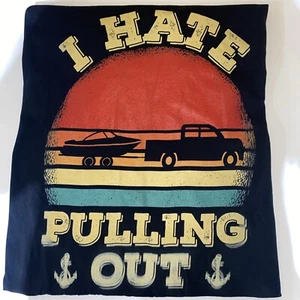Mens 4 XLT Black T-shirt Reads I HATE PULLING OUT Depicts Truck & Boat 62” Chest - Picture 1 of 4