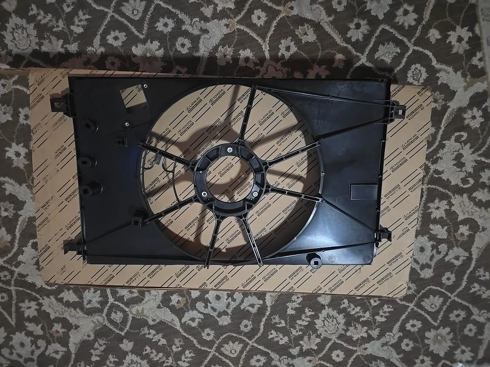 Toyota Corolla Cross 2023 2,0 L cubierta 16711-F2140 OEM NUEVO Foto 1 de 3