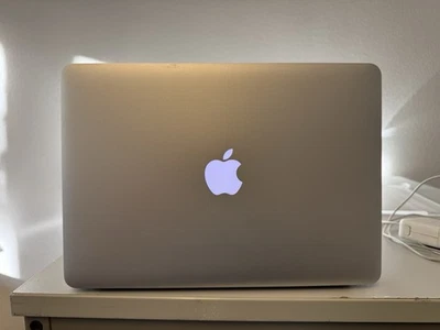 Apple MacBook Air 13,3 Zoll (128GB SSD, Intel Core i5 5. Gen., 1,8GHz, 8GB RAM) - Bild 1 von 4