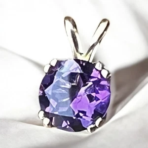 RND Natural Amethyst Gemstone set in DBL Prong 14K Yellow Gold Pendant - Picture 1 of 6