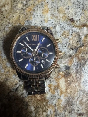 迈克高仕MK8412列克星敦银色和玫瑰金45毫米蓝色表盘男女通用手表 — 第 1/4 张图片