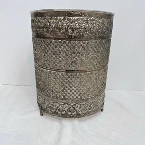 Bote de basura vintage Hollywood Regency filigrana con patas tono plateado con forro acrílico - Imagen 1 de 13