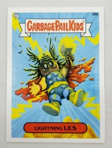 2012 Topps ~ Garbage Pail Kids - 'LIGHTNING LES' - Carta/Adesivo #38b (LL2) - Foto 1 di 7