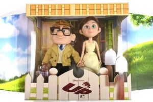 Juego de muñecas Ellie Carl edición limitada 15 aniversario Pixar Up Disney Parks 2024 - Imagen 1 de 1