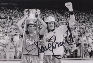 DAVE BEASANT HAND SIGNED 6X4 PHOTO WIMBLEDON FOOTBALL AUTOGRAPH - Picture 1 of 1