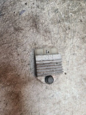 Rectificador y regulador Yamaha Venture XTC 500 89A-81960-00-00 VX500 RW4473 Foto 1 de 4